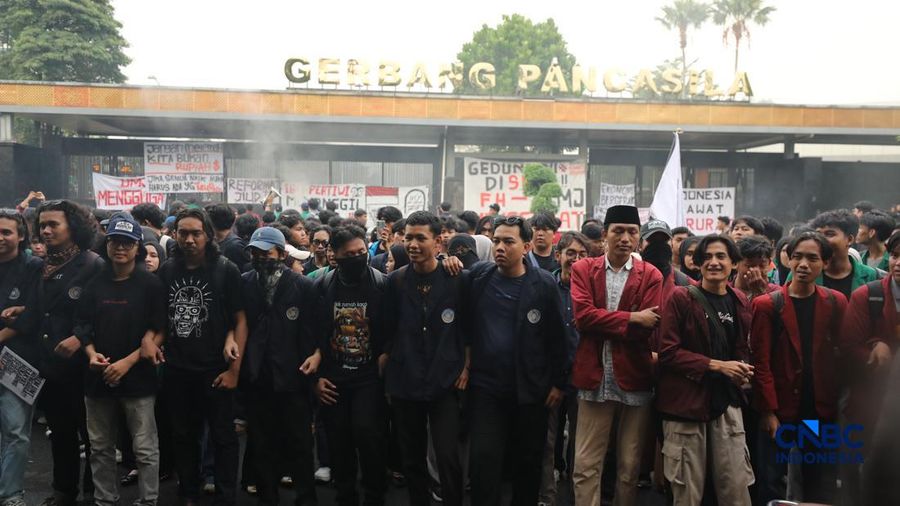 Berdasarkan pantauan CNBC Indonesia di lokasi, puluhan mahasiswa yang terlibat dalam aksi berasal dari sejumlah perguruan tinggi, di antaranya Universitas Muhammadiyah Jakarta (UMJ), Universitas Muhammadiyah Tangerang (UMT), Ikatan Mahasiswa Muhammad