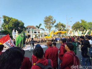 Demo Mahasiswa di DPRD Cirebon, Kritik MBG hingga Korupsi