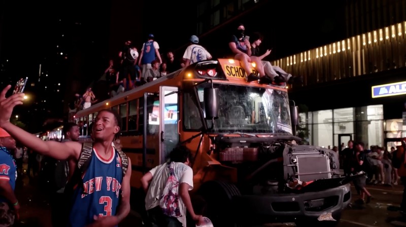 Euforia kemenangan New York Knicks yang berhasil meraih gelar juara NBA pertama dalam 53 tahun berubah menjadi kerusuhan di sejumlah titik di Kota New York, Amerika Serikat, pada Sabtu (14/6/2026) malam waktu setempat.  (Tangkapan Layar Video Reuters/)