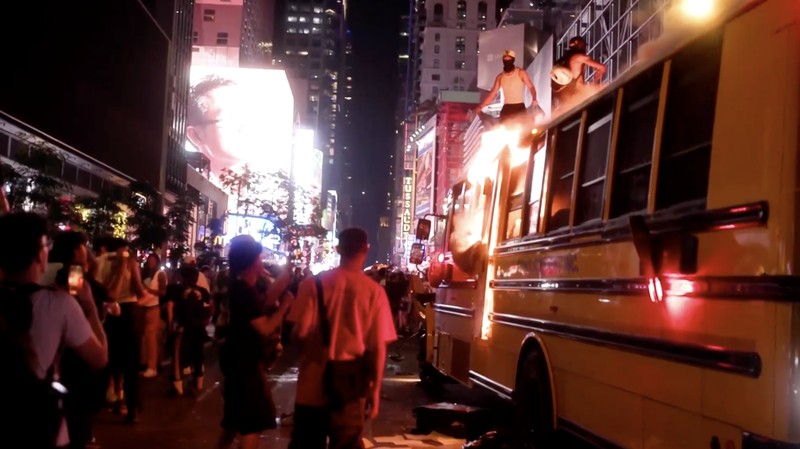 Euforia kemenangan New York Knicks yang berhasil meraih gelar juara NBA pertama dalam 53 tahun berubah menjadi kerusuhan di sejumlah titik di Kota New York, Amerika Serikat, pada Sabtu (14/6/2026) malam waktu setempat.