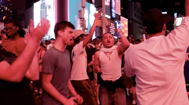 Euforia kemenangan New York Knicks yang berhasil meraih gelar juara NBA pertama dalam 53 tahun berubah menjadi kerusuhan di sejumlah titik di Kota New York, Amerika Serikat, pada Sabtu (14/6/2026) malam waktu setempat.  (Tangkapan Layar Video Reuters/)
