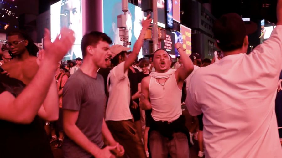 Euforia kemenangan New York Knicks yang berhasil meraih gelar juara NBA pertama dalam 53 tahun berubah menjadi kerusuhan di sejumlah titik di Kota New York, Amerika Serikat, pada Sabtu (14/6/2026) malam waktu setempat.