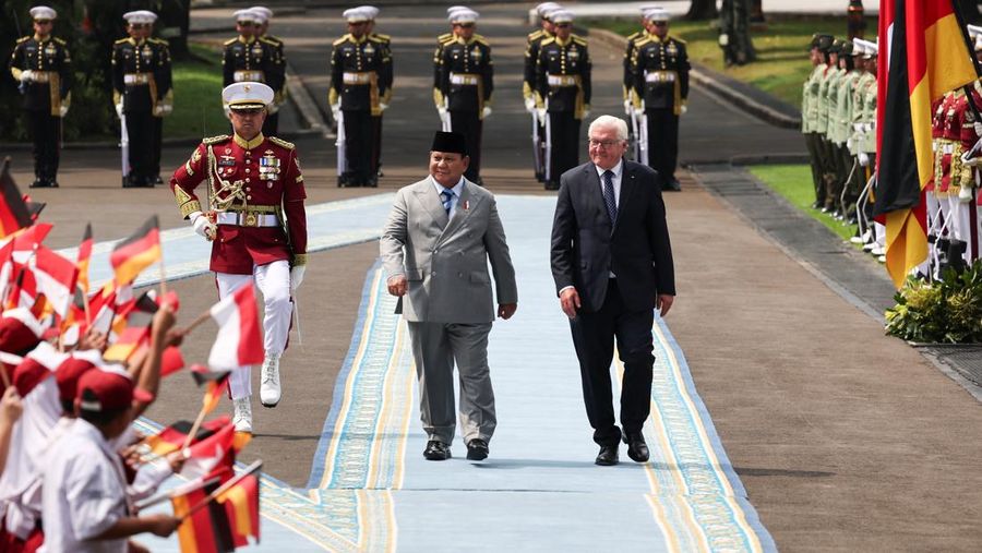 Indonesian President Prabowo Subianto and German President Frank-Walter Steinmeier walk during a welcoming ceremony upon their meeting at the Merdeka Palace in Jakarta, Indonesia, June 15, 2026. REUTERS/Willy Kurniawan
