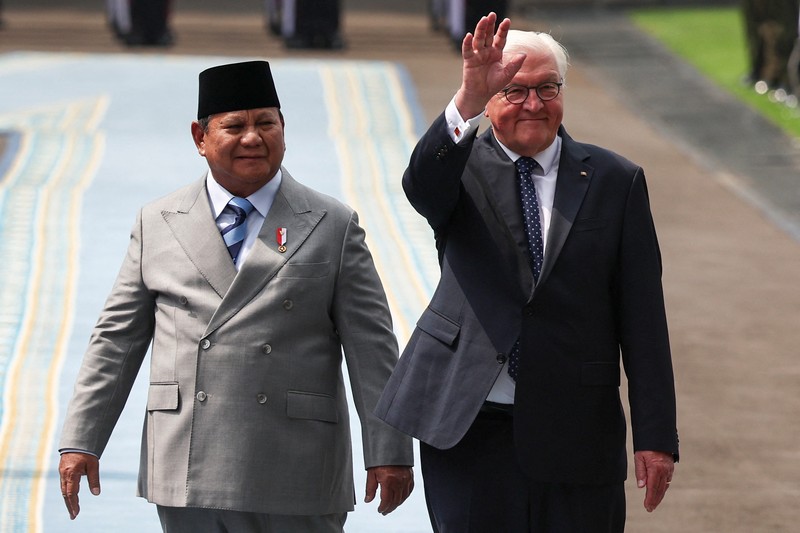 Indonesian President Prabowo Subianto and German President Frank-Walter Steinmeier walk during a welcoming ceremony upon their meeting at the Merdeka Palace in Jakarta, Indonesia, June 15, 2026. REUTERS/Willy Kurniawan