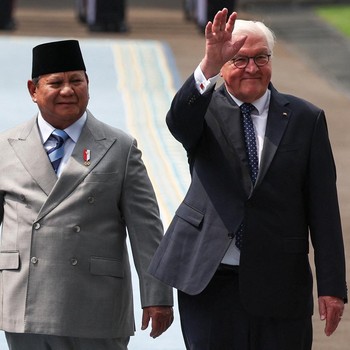 German President Frank-Walter Steinmeier waves as Indonesian President Prabowo Subianto reacts next to him during a welcoming ceremony upon their meeting at the Merdeka Palace in Jakarta, Indonesia, June 15, 2026. REUTERS/Willy Kurniawan