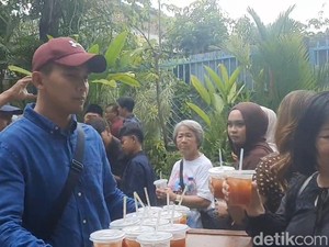 Staf Bagi-bagi Es Teh Chilli Pari ke Pengunjung Rumah Jokowi