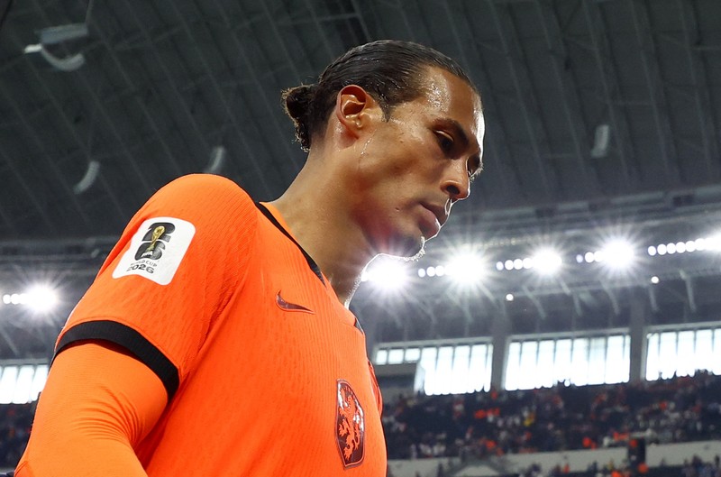 Kapten Belanda, Virgil van Dijk, meninggalkan lapangan dengan ekspresi kecewa setelah pertandingan Grup F Piala Dunia FIFA 2026 antara Belanda dan Jepang berakhir imbang di Dallas Stadium, Arlington, Texas, Amerika Serikat, Minggu (14/6/2026). ()REUTERS/Hannah Mckay)