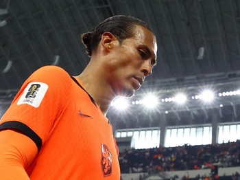 Kapten Belanda, Virgil van Dijk, meninggalkan lapangan dengan ekspresi kecewa setelah pertandingan Grup F Piala Dunia FIFA 2026 antara Belanda dan Jepang berakhir imbang di Dallas Stadium, Arlington, Texas, Amerika Serikat, Minggu (14/6/2026). ()REUT
