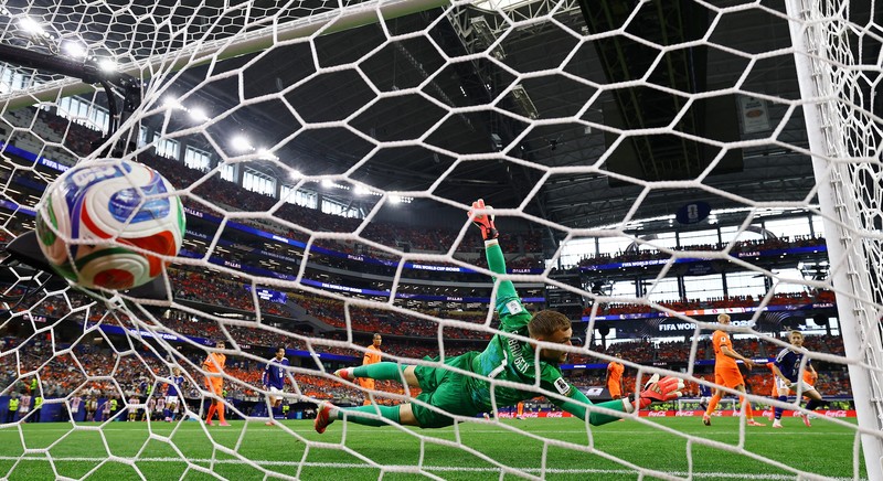 Kapten Belanda, Virgil van Dijk, meninggalkan lapangan dengan ekspresi kecewa setelah pertandingan Grup F Piala Dunia FIFA 2026 antara Belanda dan Jepang berakhir imbang di Dallas Stadium, Arlington, Texas, Amerika Serikat, Minggu (14/6/2026). ()REUTERS/Hannah Mckay)
