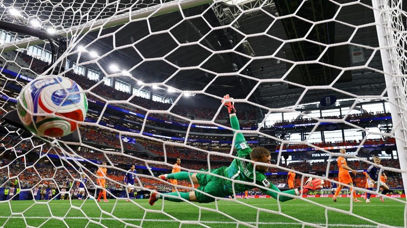 Keito Nakamura mencetak gol pertama Jepang dengan melewati kiper Belanda, Bart Verbruggen, dalam pertandingan Grup F Piala Dunia FIFA 2026 antara Belanda dan Jepang di Dallas Stadium, Arlington, Texas, Amerika Serikat, Minggu (14/6/2026).