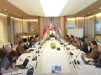 Kepala BP BUMN sekaligus COO Danantara Indonesia, Dony Oskaria, menggelar rapat bersama Komisaris Utama dan Direktur Utama Himbara, Senin (15/6/2026). (Tangkapan Layar Instagram)