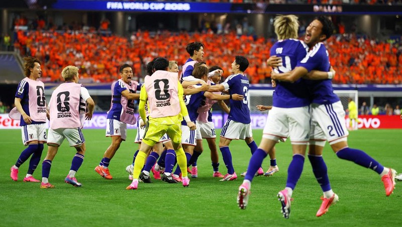 Koki Ogawa dan Yukinari Sugawara merayakan gol kedua Jepang yang dicetak Daichi Kamada dalam pertandingan Grup F Piala Dunia FIFA 2026 antara Belanda dan Jepang di Dallas Stadium, Arlington, Texas, Amerika Serikat, Minggu (14/6/2026).