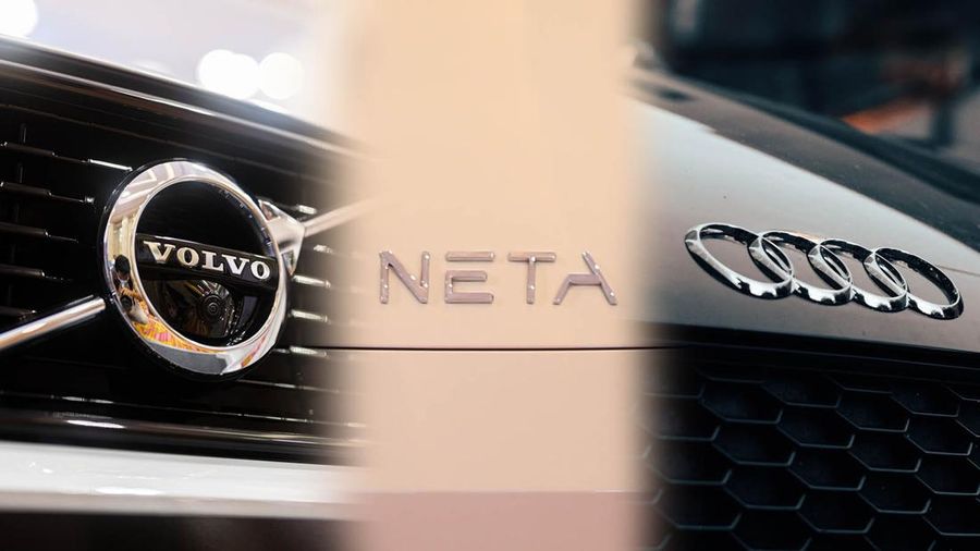 Kolase logo mobil Volvo, NETA, dan Audi. (Dok. Pexels)