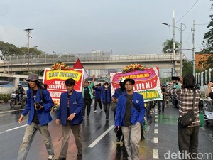 Demo Depan Gedung DPR, Massa Mahasiswa Bawa Karangan Bunga