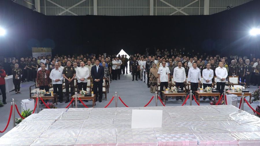 Menkeu menerima PNBP Rp1,02 triliun hasil pemulihan aset negara dari BPA Kejaksaan Agung yang diserahkan Jaksa Agung ST Burhanuddin dalam kegiatan BPA Fair 2026 di Kantor BPA Kejaksaan Agung, Jakarta Selatan, Senin (15/6/2026).