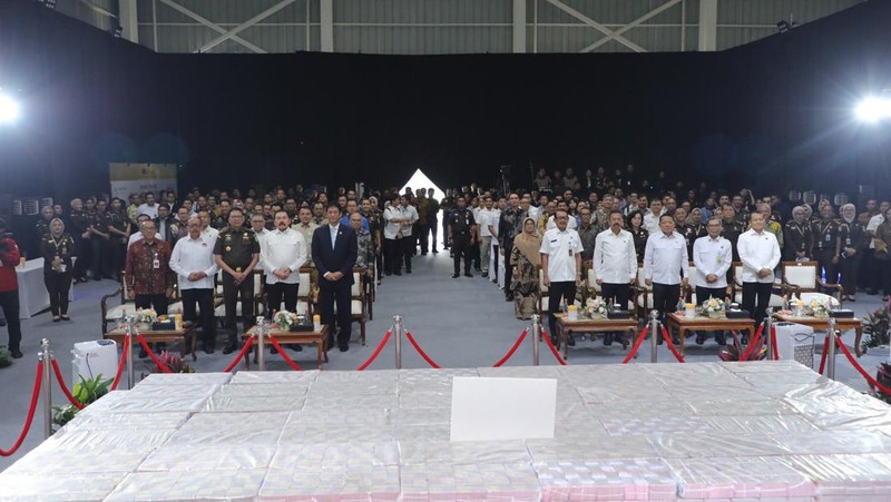 Menkeu menerima PNBP Rp1,02 triliun hasil pemulihan aset negara dari BPA Kejaksaan Agung yang diserahkan Jaksa Agung ST Burhanuddin dalam kegiatan BPA Fair 2026 di Kantor BPA Kejaksaan Agung, Jakarta Selatan, Senin (15/6/2026).
