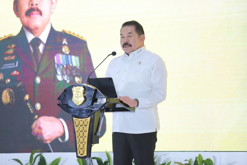 Menkeu menerima PNBP Rp1,02 triliun hasil pemulihan aset negara dari BPA Kejaksaan Agung yang diserahkan Jaksa Agung ST Burhanuddin dalam kegiatan BPA Fair 2026 di Kantor BPA Kejaksaan Agung, Jakarta Selatan, Senin (15/6/2026). (Dok. Kejaksaan Agung)