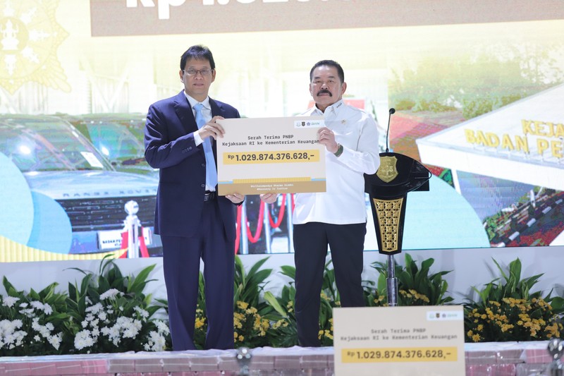 Menkeu menerima PNBP Rp1,02 triliun hasil pemulihan aset negara dari BPA Kejaksaan Agung yang diserahkan Jaksa Agung ST Burhanuddin dalam kegiatan BPA Fair 2026 di Kantor BPA Kejaksaan Agung, Jakarta Selatan, Senin (15/6/2026). (Dok. Kejaksaan Agung)