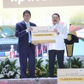 Menkeu menerima PNBP Rp1,02 triliun hasil pemulihan aset negara dari BPA Kejaksaan Agung yang diserahkan Jaksa Agung ST Burhanuddin dalam kegiatan BPA Fair 2026 di Kantor BPA Kejaksaan Agung, Jakarta Selatan, Senin (15/6/2026). (Dok. Kejaksaan Agung)