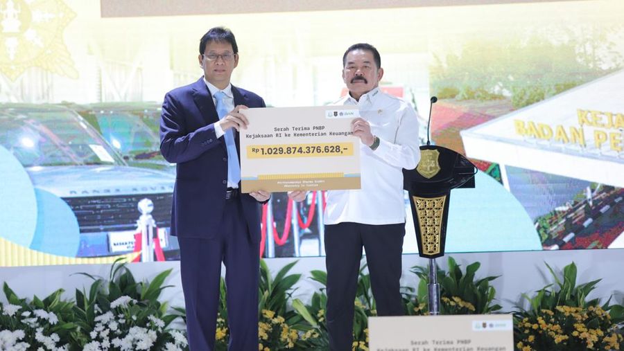 Menkeu menerima PNBP Rp1,02 triliun hasil pemulihan aset negara dari BPA Kejaksaan Agung yang diserahkan Jaksa Agung ST Burhanuddin dalam kegiatan BPA Fair 2026 di Kantor BPA Kejaksaan Agung, Jakarta Selatan, Senin (15/6/2026). (Dok. Kejaksaan Agung)