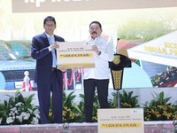 Menkeu menerima PNBP Rp1,02 triliun hasil pemulihan aset negara dari BPA Kejaksaan Agung yang diserahkan Jaksa Agung ST Burhanuddin dalam kegiatan BPA Fair 2026 di Kantor BPA Kejaksaan Agung, Jakarta Selatan, Senin (15/6/2026). (Dok. Kejaksaan Agung)