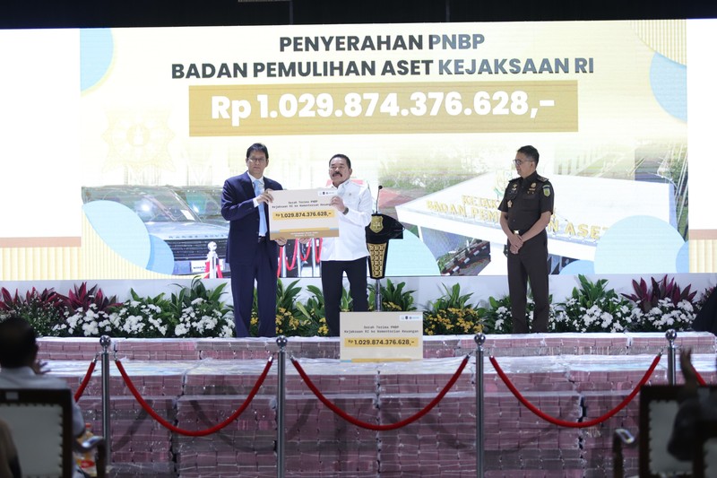Menkeu menerima PNBP Rp1,02 triliun hasil pemulihan aset negara dari BPA Kejaksaan Agung yang diserahkan Jaksa Agung ST Burhanuddin dalam kegiatan BPA Fair 2026 di Kantor BPA Kejaksaan Agung, Jakarta Selatan, Senin (15/6/2026). (Dok. Kejaksaan Agung)