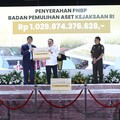 Menkeu menerima PNBP Rp1,02 triliun hasil pemulihan aset negara dari BPA Kejaksaan Agung yang diserahkan Jaksa Agung ST Burhanuddin dalam kegiatan BPA Fair 2026 di Kantor BPA Kejaksaan Agung, Jakarta Selatan, Senin (15/6/2026). (Dok. Kejaksaan Agung)