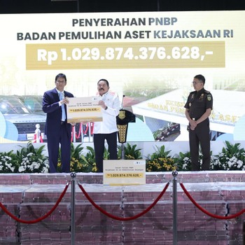 Menkeu menerima PNBP Rp1,02 triliun hasil pemulihan aset negara dari BPA Kejaksaan Agung yang diserahkan Jaksa Agung ST Burhanuddin dalam kegiatan BPA Fair 2026 di Kantor BPA Kejaksaan Agung, Jakarta Selatan, Senin (15/6/2026). (Dok. Kejaksaan Agung)