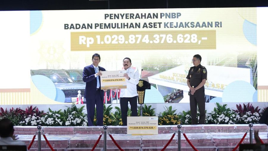 Menkeu menerima PNBP Rp1,02 triliun hasil pemulihan aset negara dari BPA Kejaksaan Agung yang diserahkan Jaksa Agung ST Burhanuddin dalam kegiatan BPA Fair 2026 di Kantor BPA Kejaksaan Agung, Jakarta Selatan, Senin (15/6/2026).