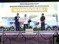 Menkeu menerima PNBP Rp1,02 triliun hasil pemulihan aset negara dari BPA Kejaksaan Agung yang diserahkan Jaksa Agung ST Burhanuddin dalam kegiatan BPA Fair 2026 di Kantor BPA Kejaksaan Agung, Jakarta Selatan, Senin (15/6/2026). (Dok. Kejaksaan Agung)