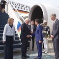 Foto: Menteri Kesehatan, Budi Gunadi Sadikin menyambut kedatangan Presiden Republik Federal Jerman Frank-Walter Steinmeier di Pangkalan TNI Angkatan Udara Halim Perdanakusuma, Jakarta, Senin (15/6/2026). (Tangkapan Layar YouTube Sekretariat Presiden)