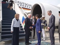 Foto: Menteri Kesehatan, Budi Gunadi Sadikin menyambut kedatangan Presiden Republik Federal Jerman Frank-Walter Steinmeier di Pangkalan TNI Angkatan Udara Halim Perdanakusuma, Jakarta, Senin (15/6/2026). (Tangkapan Layar YouTube Sekretariat Presiden)