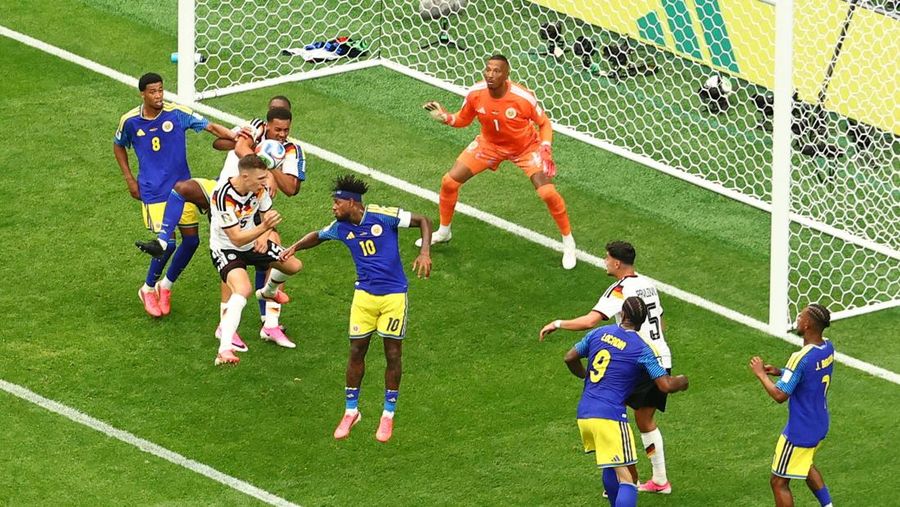 Nico Schlotterbeck mencetak gol kedua Jerman dengan melewati kiper Curaçao, Eloy Room, dalam laga Grup E Piala Dunia FIFA 2026 antara Jerman dan Curaçao di Houston Stadium, Houston, Texas, Amerika Serikat, Minggu (14/6/2026).