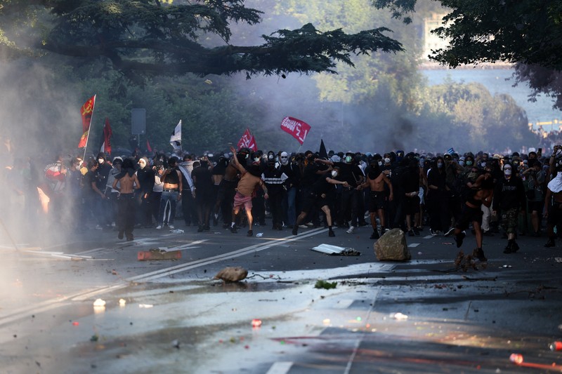 Orang-orang berpartisipasi dalam protes menentang KTT G7 yang akan datang di Evian-les-Bains di Prancis, di Jenewa, Swiss, 14 Juni 2026. (REUTERS/Umit Bektas)