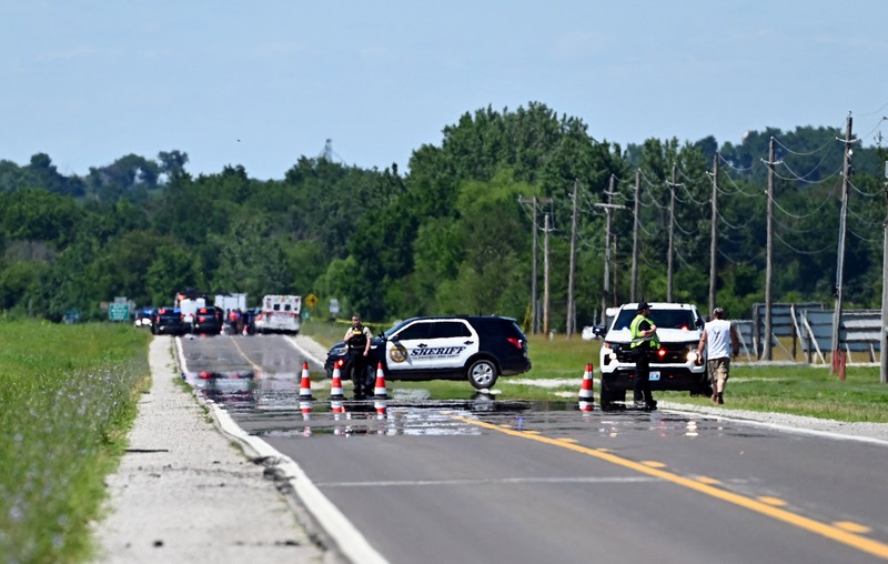 Petugas pemadam kebakaran bekerja di lokasi kecelakaan pesawat di Butler, Missouri, AS, 14 Juni 2026, dalam gambar diam yang diambil dari sebuah video. (Mid America Live News/Handout via REUTERS)