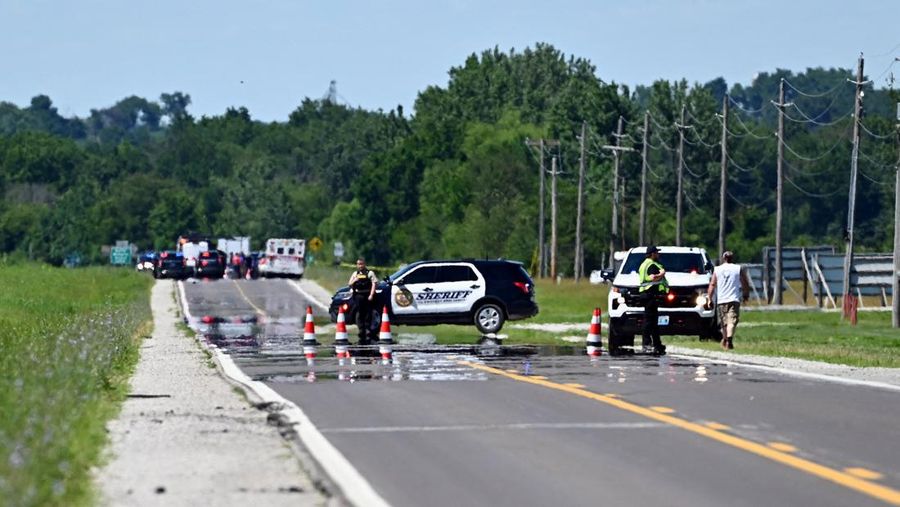 Para deputi Sheriff Bates County memblokir jalan menuju Bandara Memorial Butler setelah sebuah pesawat yang membawa penerjun payung jatuh di Butler, Missouri, AS, 14 Juni 2026.