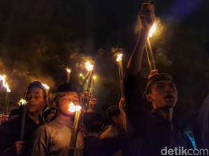 Bupati Bandung Bagi-bagi Kain Kafan di Malam Tahun Baru Islam