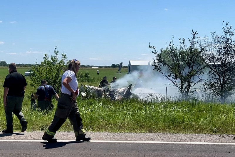 Petugas pemadam kebakaran bekerja di lokasi kecelakaan pesawat di Butler, Missouri, AS, 14 Juni 2026, dalam gambar diam yang diambil dari sebuah video. (Mid America Live News/Handout via REUTERS)