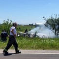 Petugas pemadam kebakaran bekerja di lokasi kecelakaan pesawat di Butler, Missouri, AS, 14 Juni 2026, dalam gambar diam yang diambil dari sebuah video. (Mid America Live News/Handout via REUTERS)