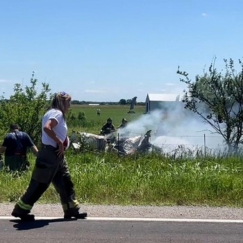 Petugas pemadam kebakaran bekerja di lokasi kecelakaan pesawat di Butler, Missouri, AS, 14 Juni 2026, dalam gambar diam yang diambil dari sebuah video. (Mid America Live News/Handout via REUTERS)