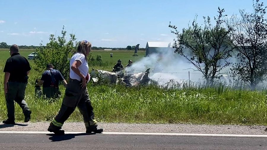 Petugas pemadam kebakaran bekerja di lokasi kecelakaan pesawat di Butler, Missouri, AS, 14 Juni 2026, dalam gambar diam yang diambil dari sebuah video. (Mid America Live News/Handout via REUTERS)