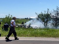 Petugas pemadam kebakaran bekerja di lokasi kecelakaan pesawat di Butler, Missouri, AS, 14 Juni 2026, dalam gambar diam yang diambil dari sebuah video. (Mid America Live News/Handout via REUTERS)