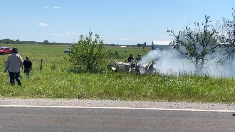 Petugas pemadam kebakaran bekerja di lokasi kecelakaan pesawat di Butler, Missouri, AS, 14 Juni 2026, dalam gambar diam yang diambil dari sebuah video. (Mid America Live News/Handout via REUTERS)
