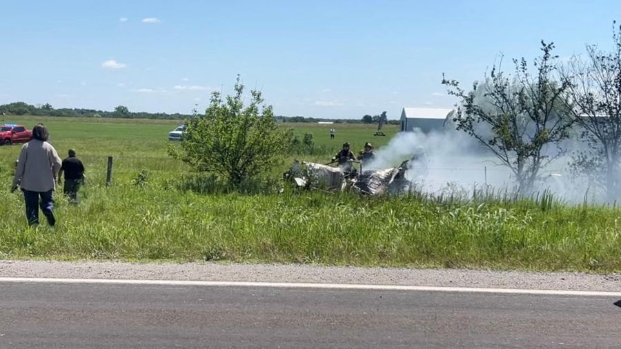 Petugas pemadam kebakaran bekerja di lokasi kecelakaan pesawat di Butler, Missouri, AS, 14 Juni 2026, dalam gambar diam yang diambil dari sebuah video.