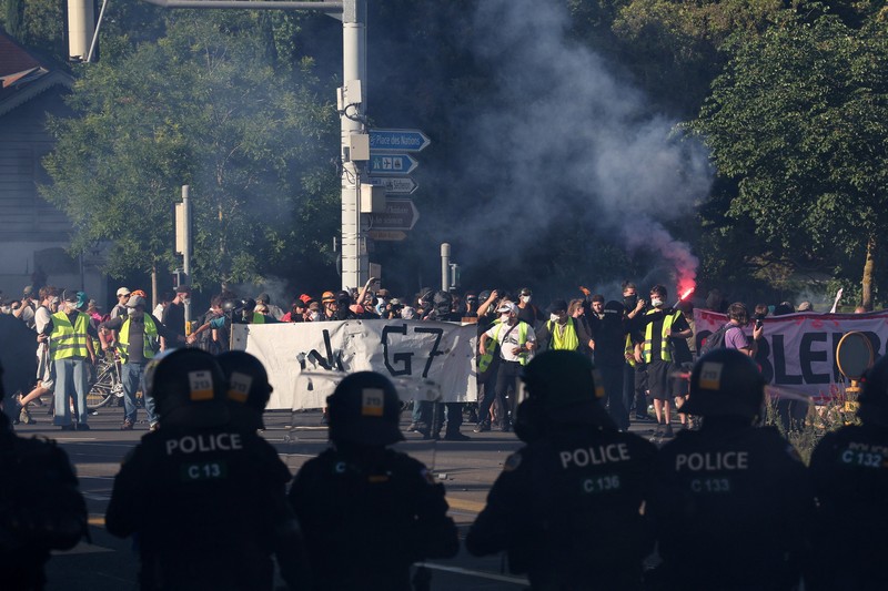 Orang-orang berpartisipasi dalam protes menentang KTT G7 yang akan datang di Evian-les-Bains di Prancis, di Jenewa, Swiss, 14 Juni 2026. (REUTERS/Umit Bektas)