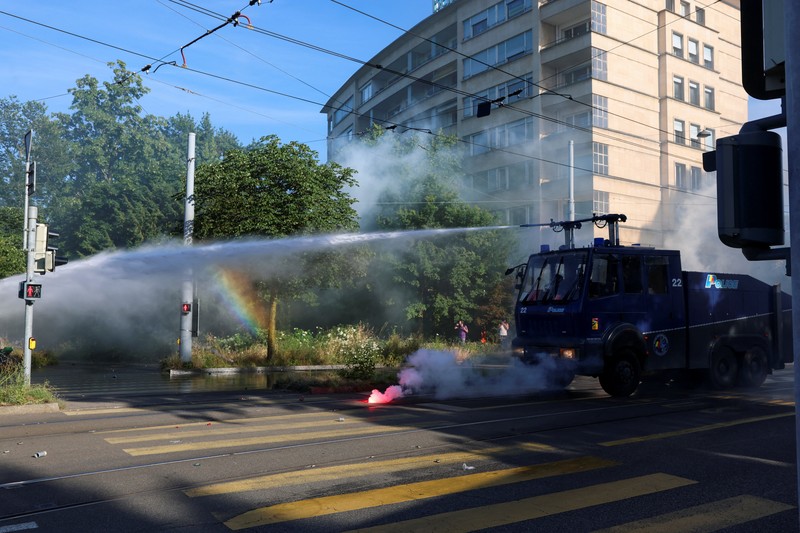 Orang-orang berpartisipasi dalam protes menentang KTT G7 yang akan datang di Evian-les-Bains di Prancis, di Jenewa, Swiss, 14 Juni 2026. (REUTERS/Umit Bektas)
