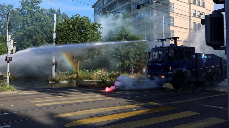 Polisi anti huru hara menggunakan meriam air terhadap demonstran selama protes menentang KTT G7 mendatang di Evian-les-Bains, Prancis, di Jenewa, Swiss, 14 Juni 2026.