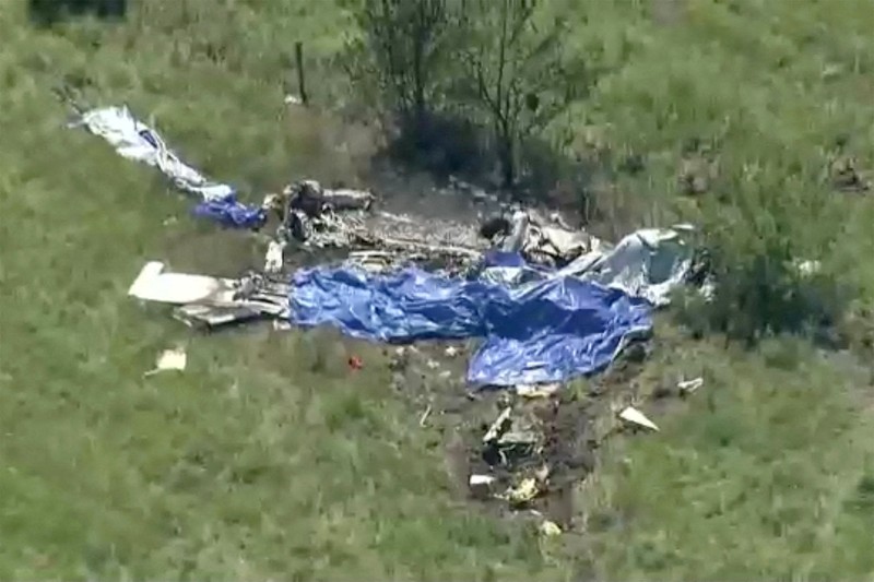 Petugas pemadam kebakaran bekerja di lokasi kecelakaan pesawat di Butler, Missouri, AS, 14 Juni 2026, dalam gambar diam yang diambil dari sebuah video. (Mid America Live News/Handout via REUTERS)