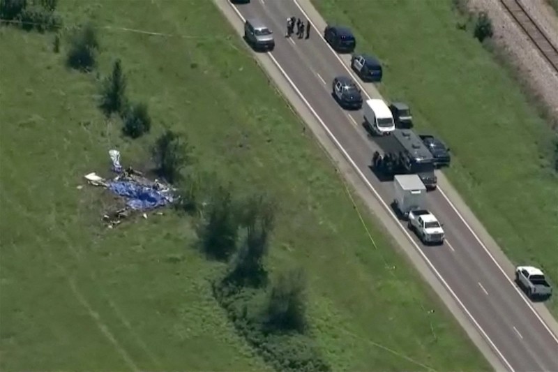 Petugas pemadam kebakaran bekerja di lokasi kecelakaan pesawat di Butler, Missouri, AS, 14 Juni 2026, dalam gambar diam yang diambil dari sebuah video. (Mid America Live News/Handout via REUTERS)