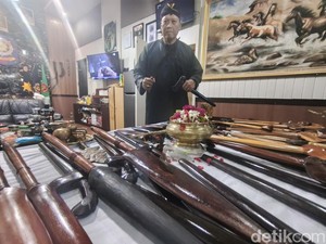 Tradisi Jamasan Jelang 1 Suro, Warga Sidoarjo Rawat Ratusan Keris